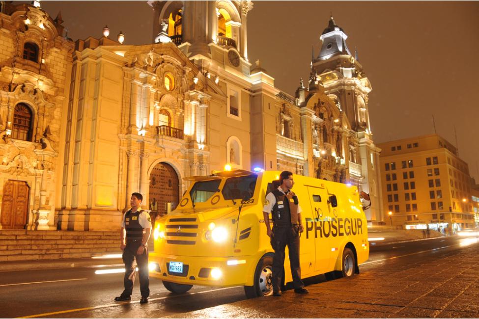 Pareja de vigilantes de seguridad custodiando furgón de Prosegur