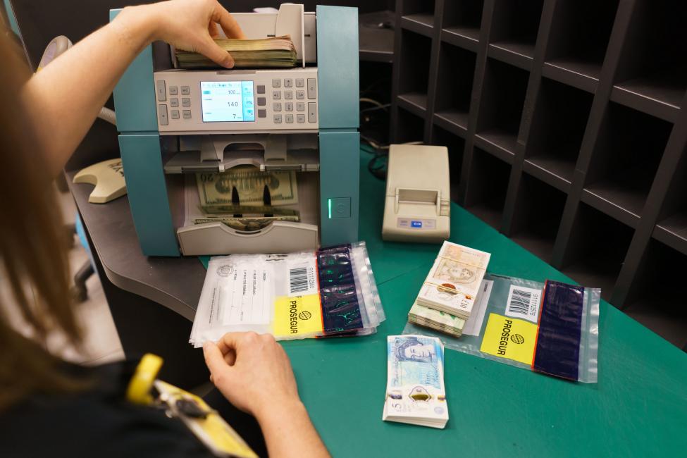 Mujer con contadora de billetes