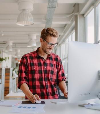 Hombre trabajando en una oficina